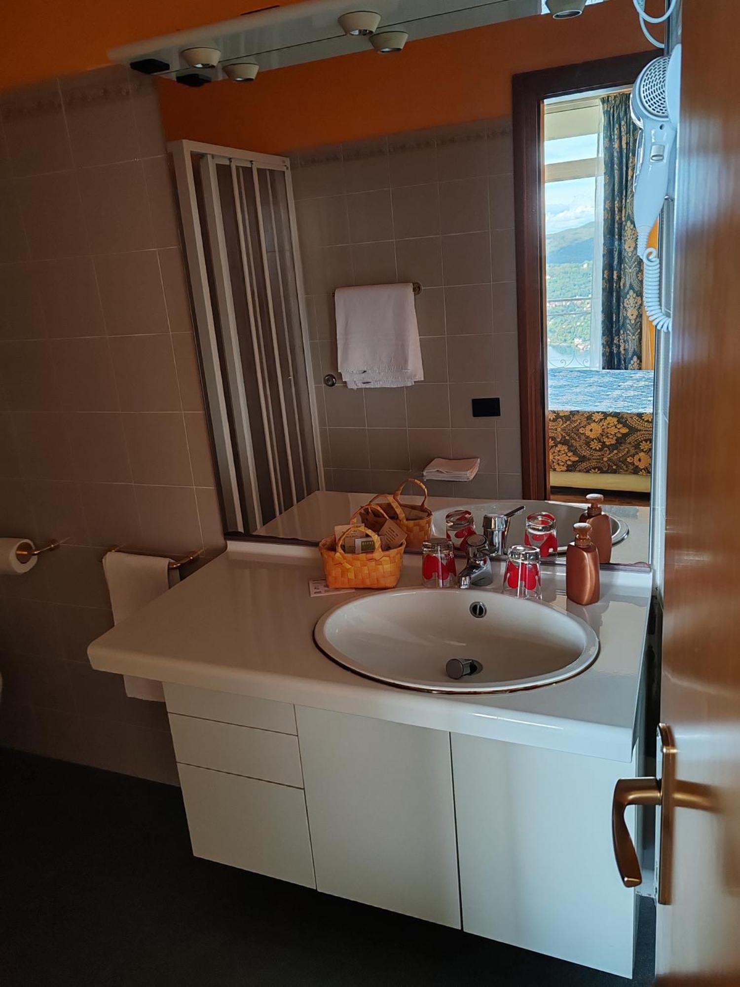 Hotel Panoramico Lago D'Orta (Adults Only) Madonna Del Sasso Luaran gambar
